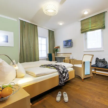 Muenchner Hof Und Blauer Turm