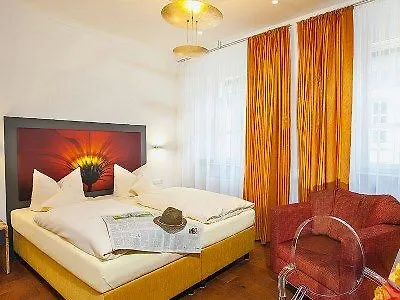 Muenchner Hof Und Blauer Turm