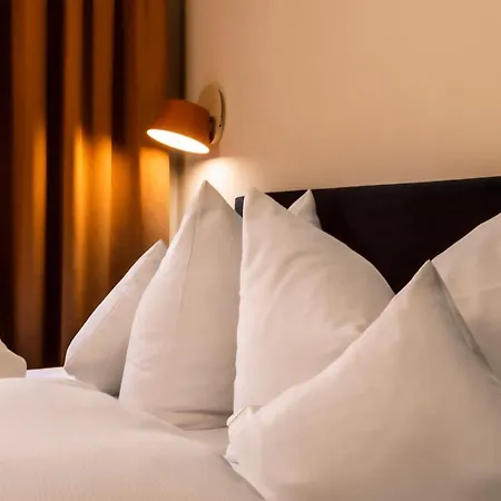 Muenchner Hof Und Blauer Turm 4*