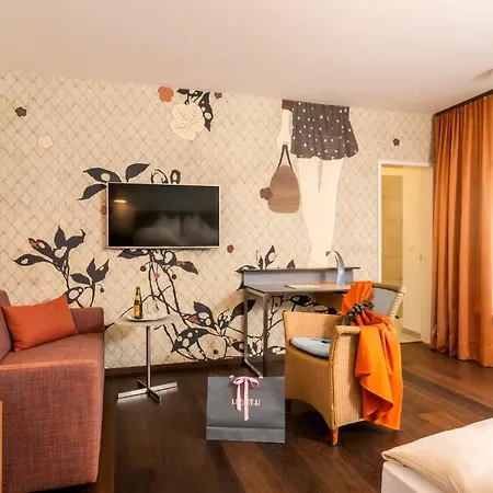 Muenchner Hof Und Blauer Turm Regensburg