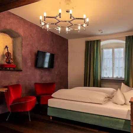 Muenchner Hof Und Blauer Turm