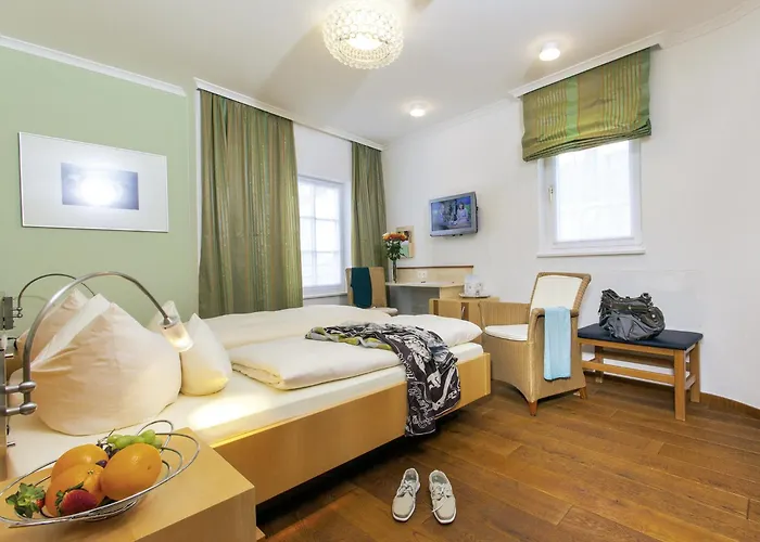 Muenchner Hof Und Blauer Turm