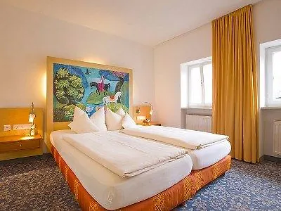 Muenchner Hof Und Blauer Turm Готель 4*