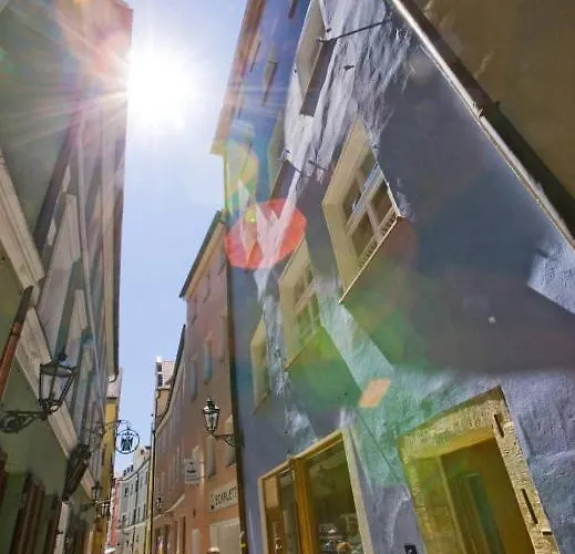 Muenchner Hof Und Blauer Turm Регенсбург