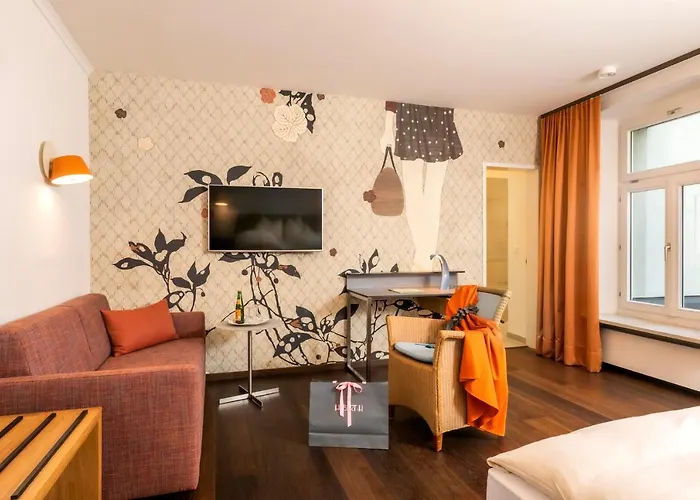 Muenchner Hof Und Blauer Turm Регенсбург