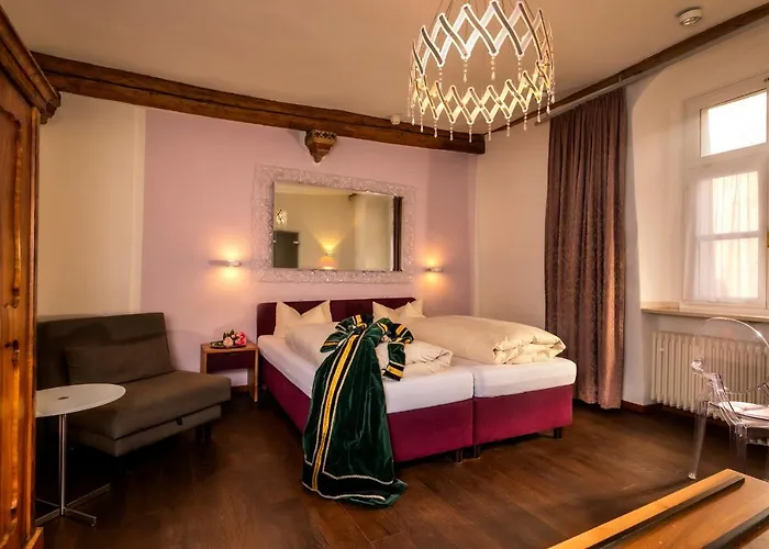 Muenchner Hof Und Blauer Turm Готель