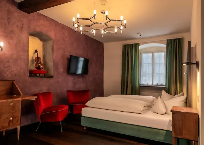 Muenchner Hof Und Blauer Turm